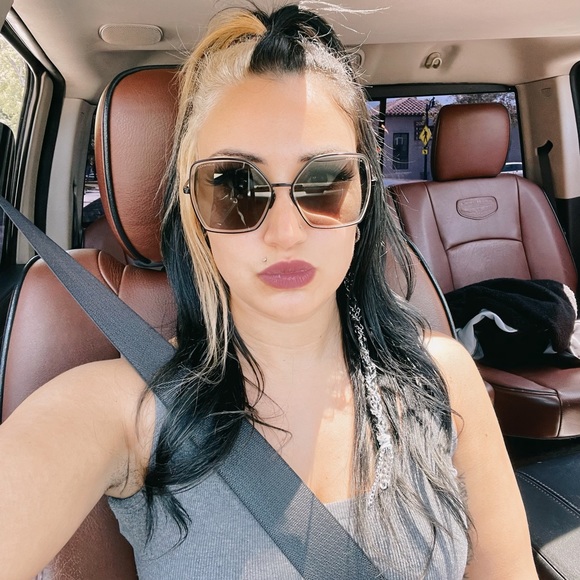 Meet your Posher, Nicole - Picture 4 of 4